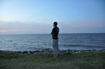 Observando a Guiana do outro lado do mar, no final de tarde em Nickerie - Suriname